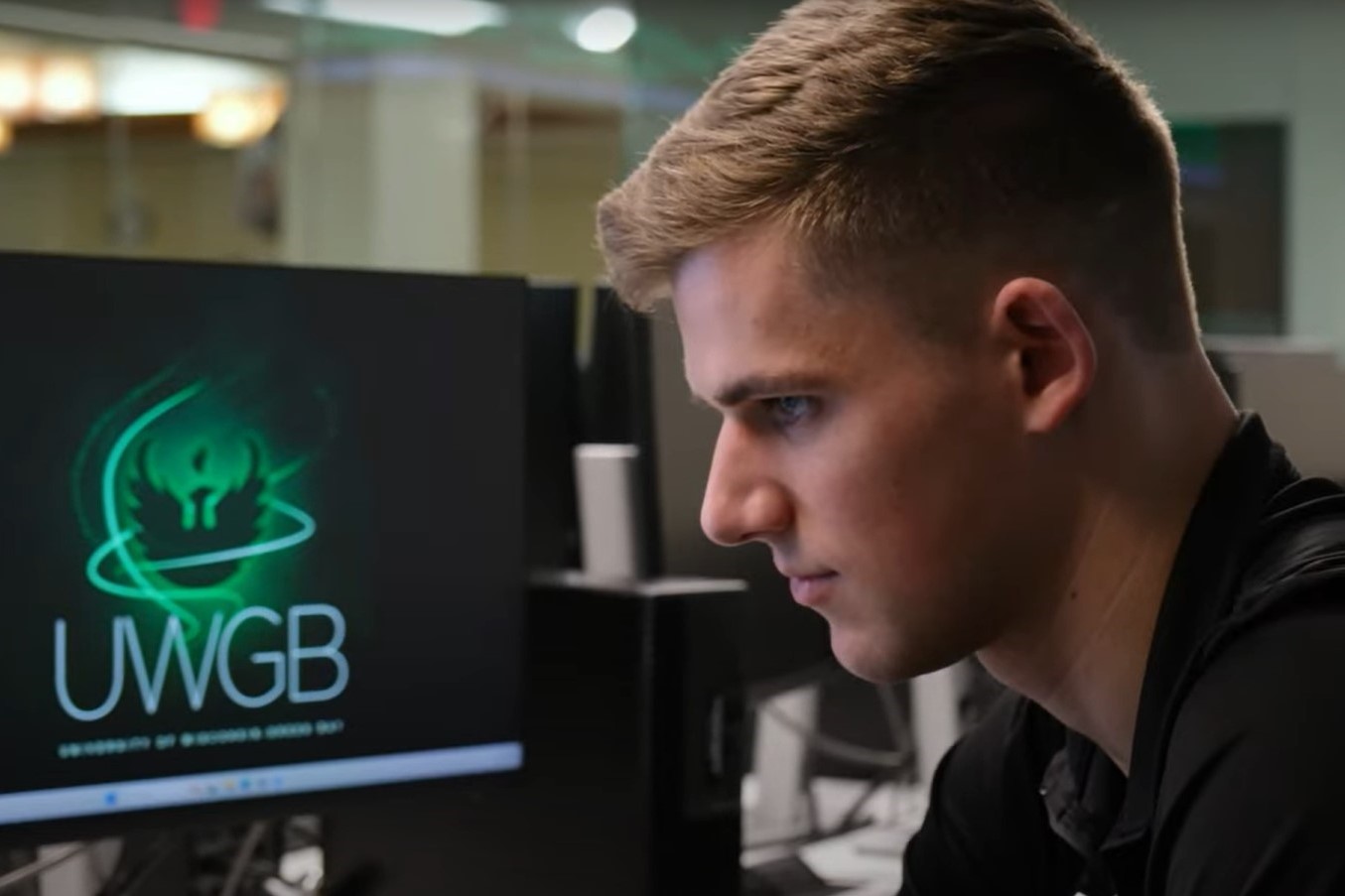 Riley working in the finance & investment lab