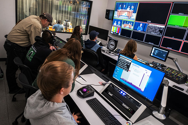 学生 working in a computer lab