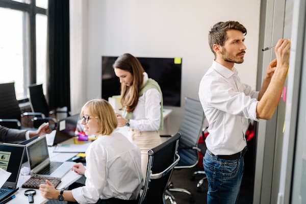 Collegues work together in office