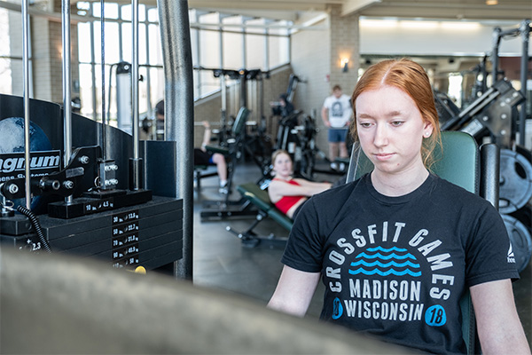 Students weight training in the uwgb gym
